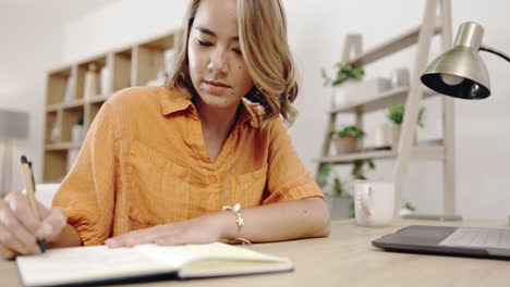 Mujer-Escribiendo,-Estudio-En-Casa-Y-Persona-Feliz-Haciendo