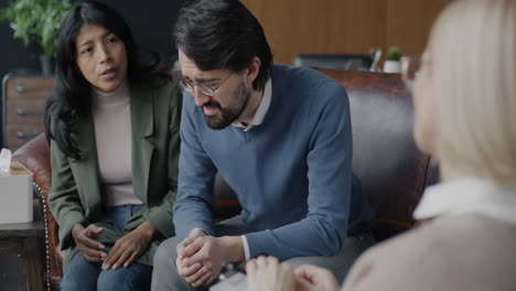 en una sesión de terapia de pareja