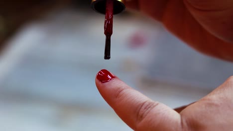 Chica-Joven-Haciendo-Esmalte-De-Uñas-En-Las-Uñas-En-El-Día-En-Detalles