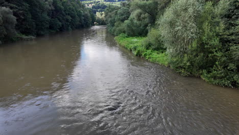 Vista-Panorámica-Del-Río-Rodeada-De-Vegetación-Densa.