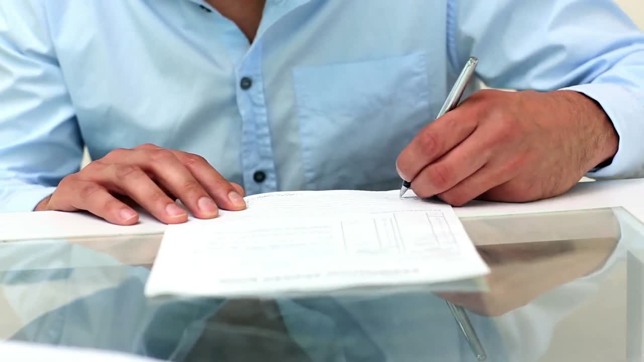 joven empresario firmando un contrato