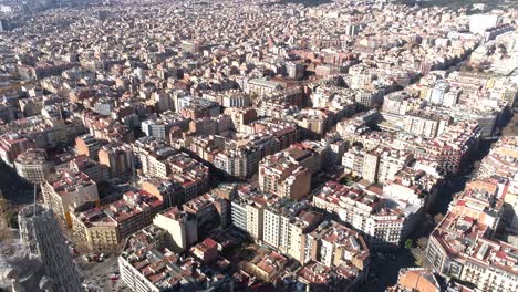 Sommertag-Barcelona-Stadtbild-Sagrada-Familia-Luftpanorama-4K