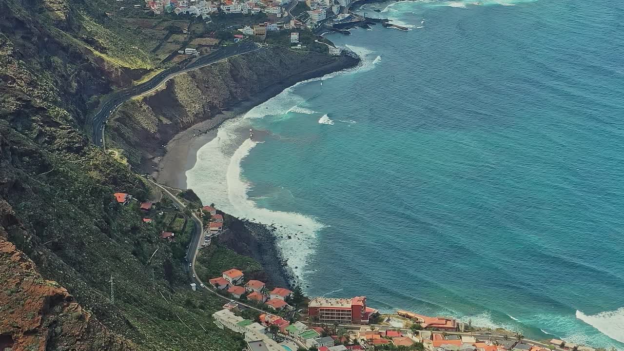 Panorami di una zona costiera a Tenerife che mostrano la spiaggia e le onde
