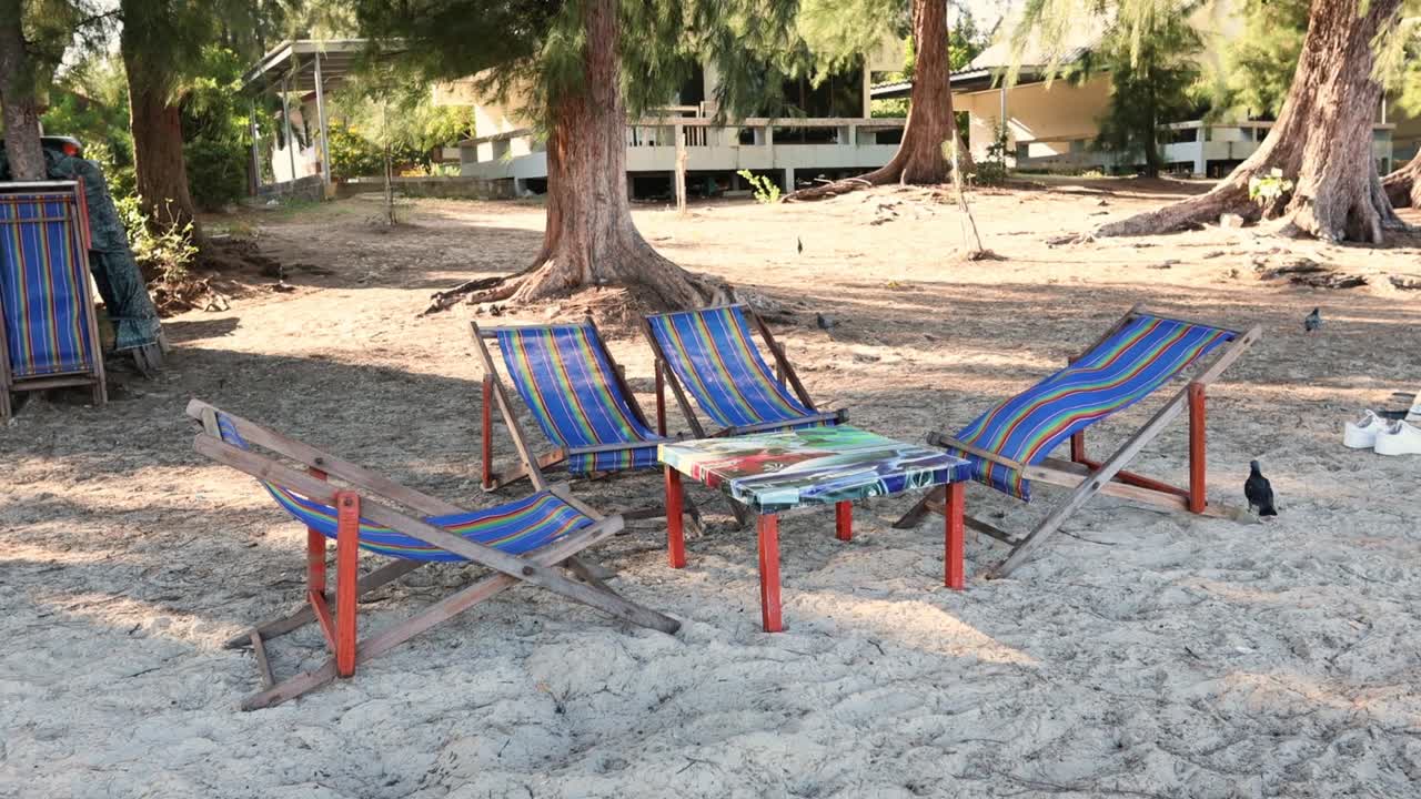 пустые гамаки мягко качаются на песчаном пляже.