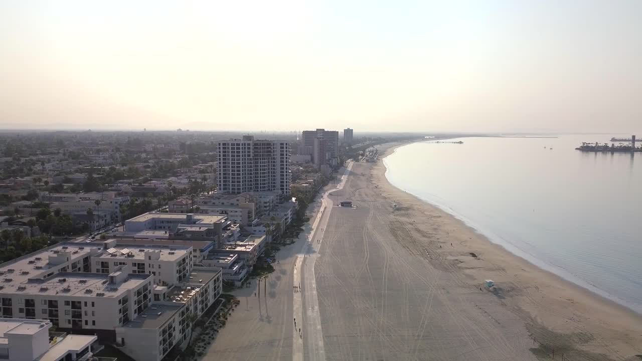 hermosa toma aérea de una playa de florida durante la puesta de sol