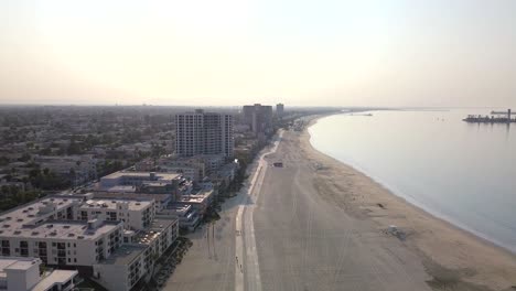 Hermosa-Toma-Aérea-De-Una-Playa-De-Florida-Durante-La-Puesta-De-Sol