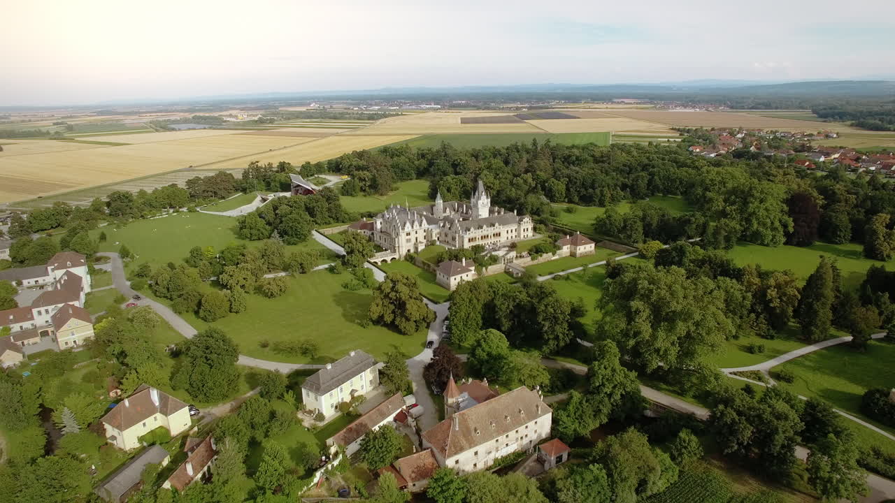 toma aérea del castillo "schloss graenegg" en la baja austria