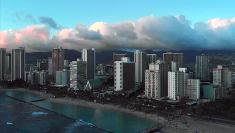 Aerial-drone-footage-of-Honolulu,-Hawaii