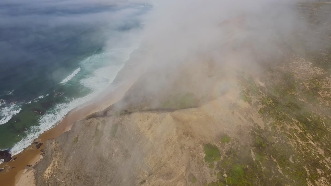 niebla marina en la playa de cordoama y castelejo en el algarve, portugal