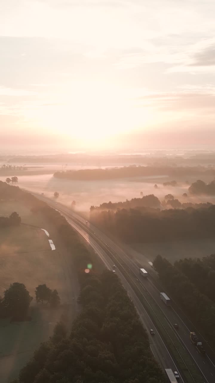 안개가 가득한 해가 뜨는 고속도로