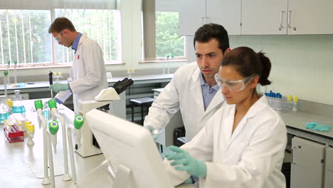 equipo de estudiantes de ciencias trabajando juntos en el laboratorio