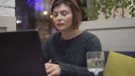 mujer trabajando en su computadora portátil durante su descanso