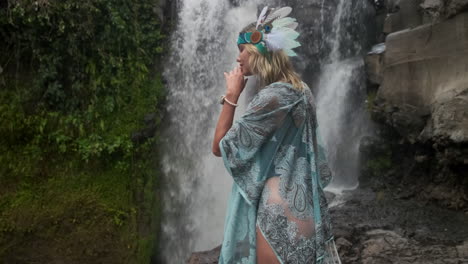 mujer frente a una cascada en bali con un traje boho