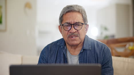 hombre mayor, casa y portátil con estrés