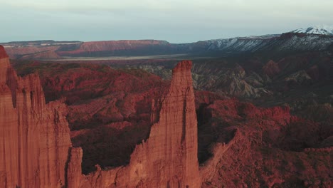 Un-Dron-De-Alto-Vuelo-Disparó-Sobre-Las-Grand-Fisher-Towers,-Cerca-De-Moab,-Utah.