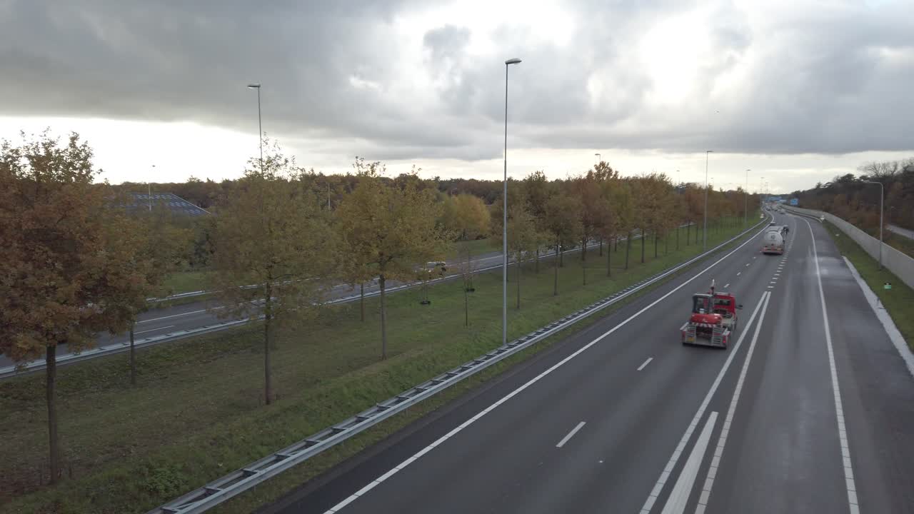 escena de una autopista concurrida en los países bajos que conecta los países bajos con alemania