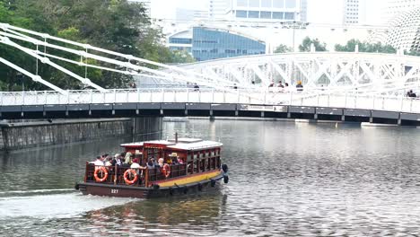 boat tour on singapore river under the cavenagh bridge