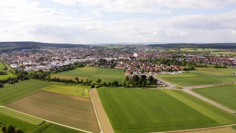 Vuelo-Aéreo-Sobre-Campos-De-Campo-Con-Vista-De-Butzbach-En-Segundo-Plano