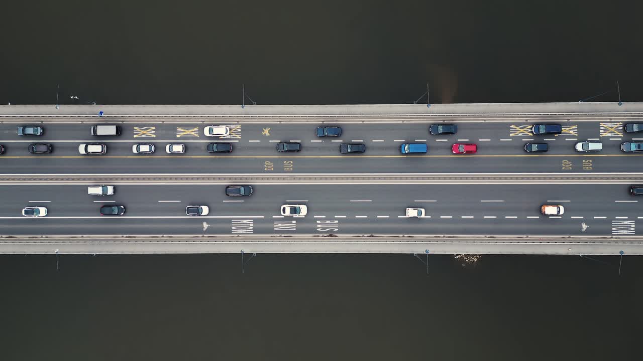 강 교통 교량 건설 교통 여행 교통 고속도로 오버 헤드 흐름 차량 횡단 전망 풍경 물 주위에 자동차와 다리 또는 도로의 영상