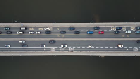 material de archivo de puente o carretera con automóvil alrededor del río tráfico puente construcción transporte viaje transporte autopista flujo aéreo cruce de vehículos vista paisaje agua