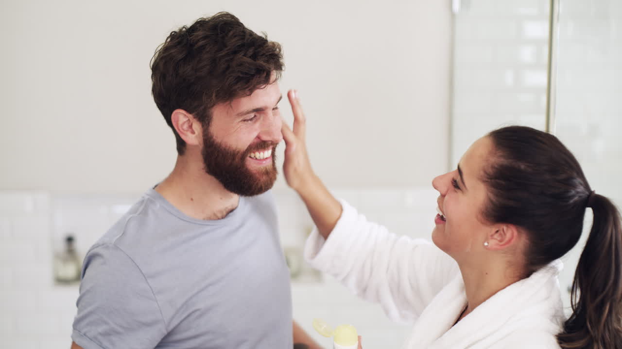 화장실 에서 피부 관리 를 하는 부부