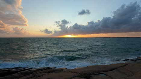 Puesta-De-Sol-Escénica-En-El-Mar-Con-Olas,-Cámara-Lenta,-Vista-Estática