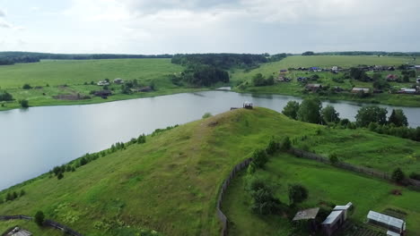 luftaufnahme einer ländlichen landschaft mit einem see und einem dorf