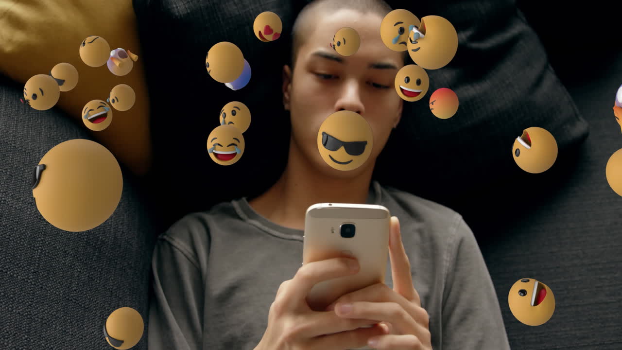 iconos de emoji con una mujer usando un teléfono inteligente en el fondo 4k