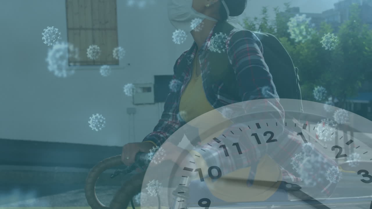 animación de macros células de covid-19 flotando y el reloj marcando el reloj sobre una mujer asiática con máscara en la calle