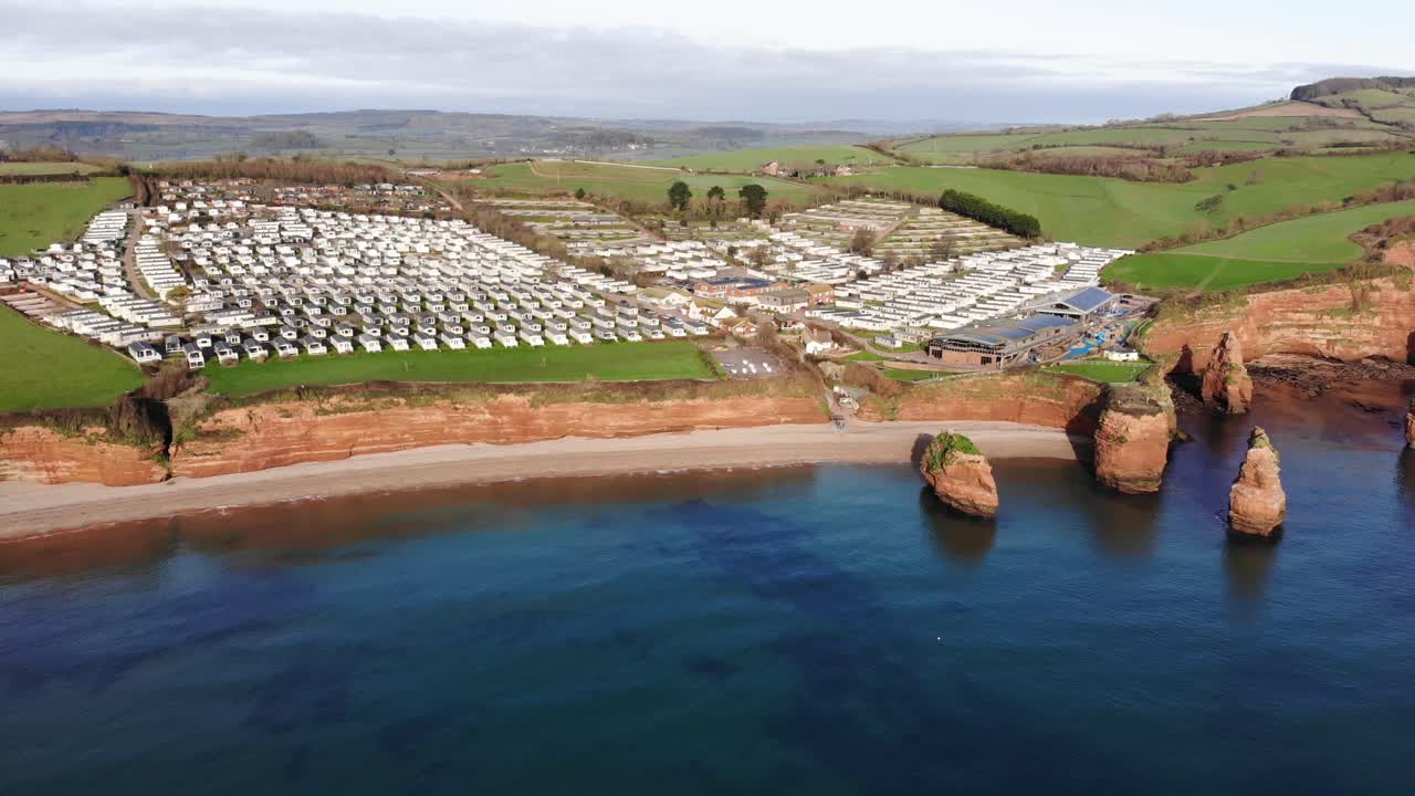 장엄한 일몰 동안 아름답고 고요한 라드람 베이의 놀랍고 탁 트인 와이드 샷