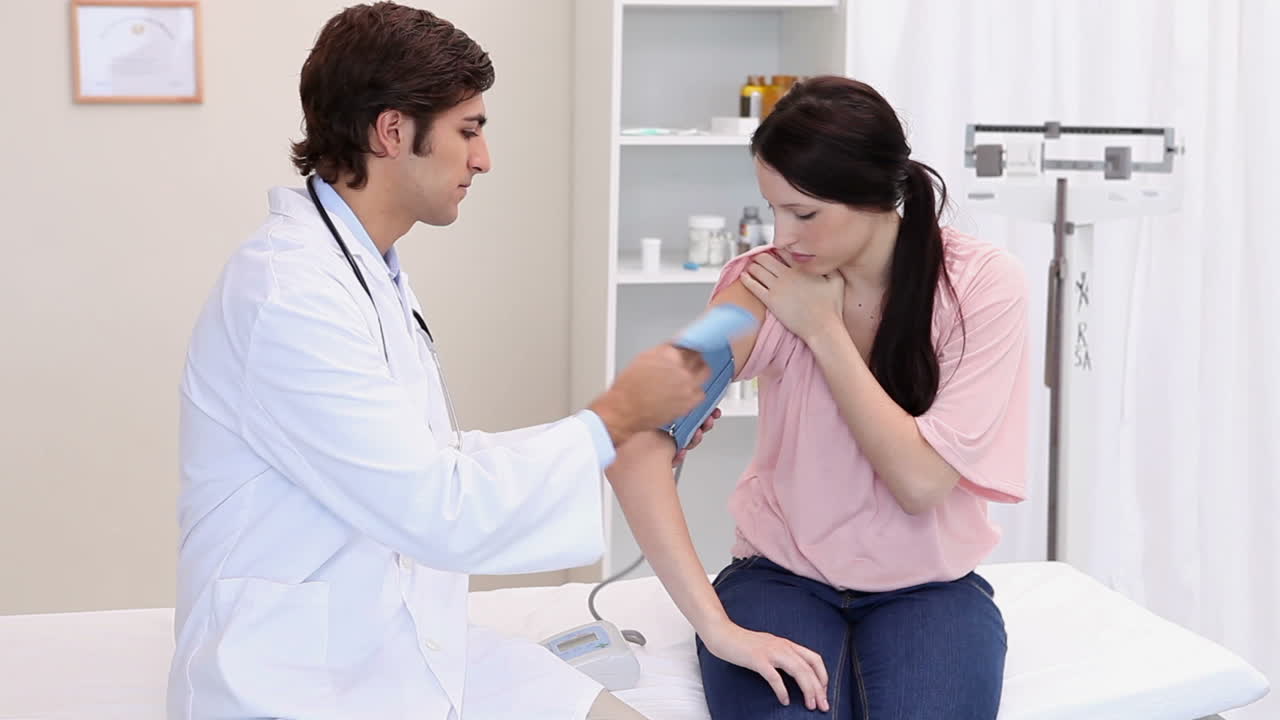 Video di un medico che misura la pressione sanguigna di un paziente