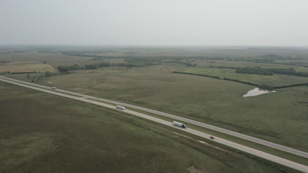 el tráfico se mueve a lo largo de la carretera que atraviesa el paisaje de kansas.