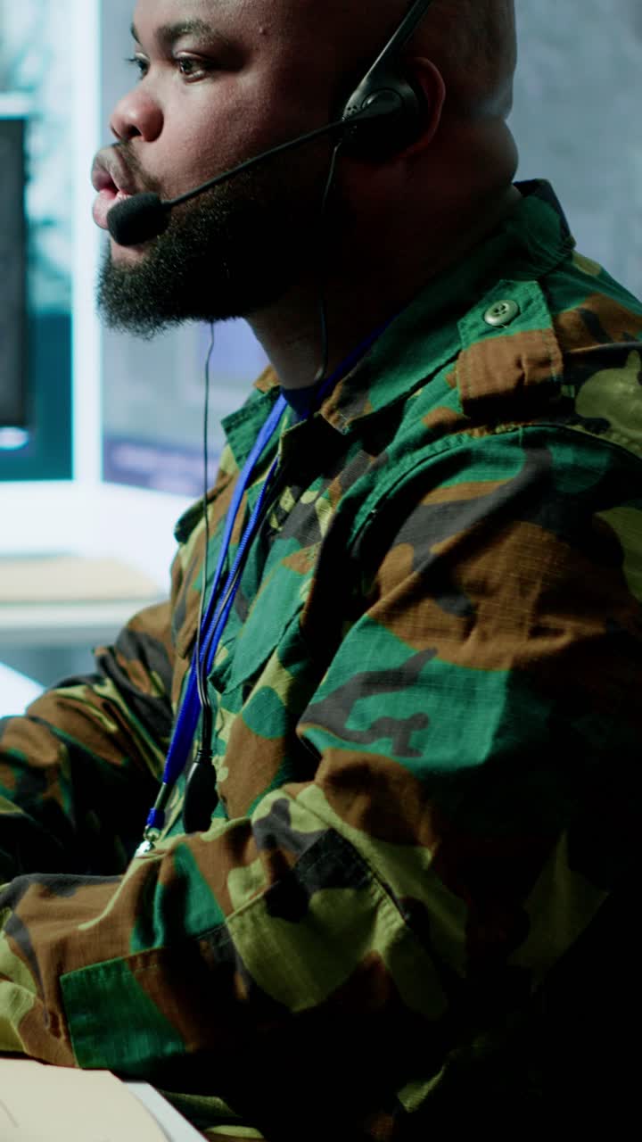 Video verticale: Sala di controllo militare presenta personale dell'esercito che monitora sistemi di sorveglianza