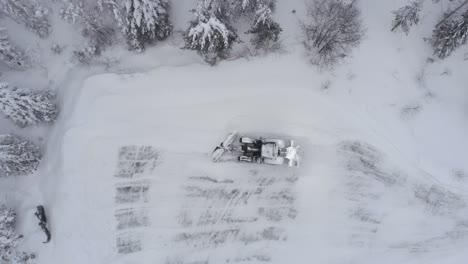 Draufsicht-Auf-Einen-Traktor,-Der-Dicken-Schnee-Auf-Dem-Feld-Entfernt