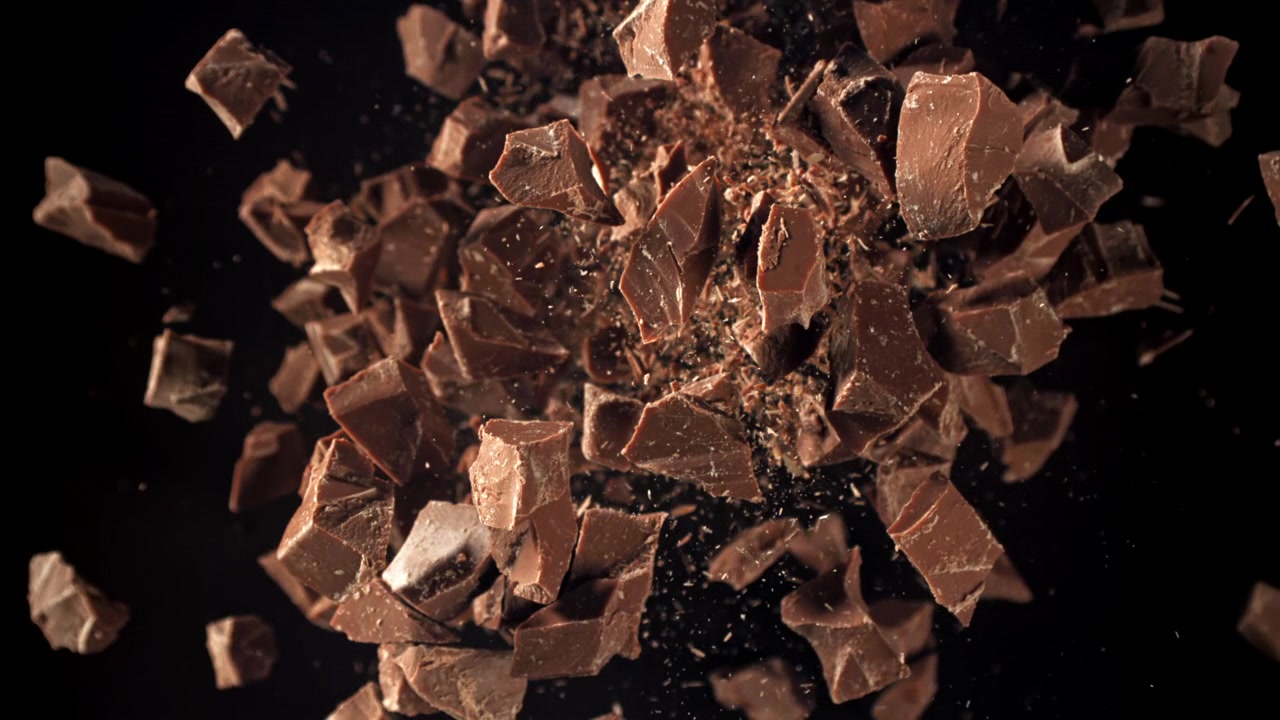 Super Câmera Lenta de Pedaços de Chocolate Explodindo em Fundo Preto