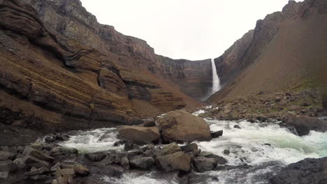 hermosa cascada hengifoss en el este de islandia - lapso de tiempo