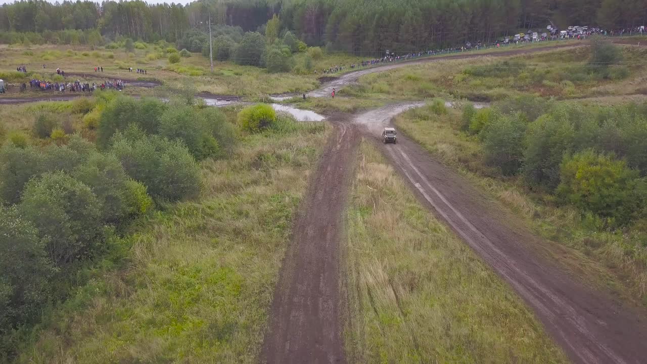 carrera fuera de carretera en un bosque