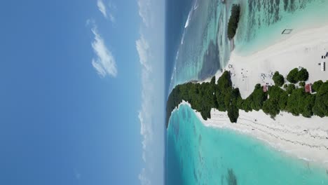 longue plage verticale sur l'île de dhigurah, maldives