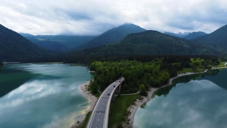 Toma-Aérea-De-Drones-Del-Lago-Azul-Turquesa-Con-Montaña-Y-Puente-En-El-área-Alemana-De-Baviera---Lago-Sylvenstein-Y-Aussicht-Faller-klamm-brücke