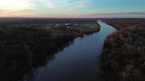 Idyllische-Landschaft-Am-Virginia-James-River-In-Der-Abenddämmerung