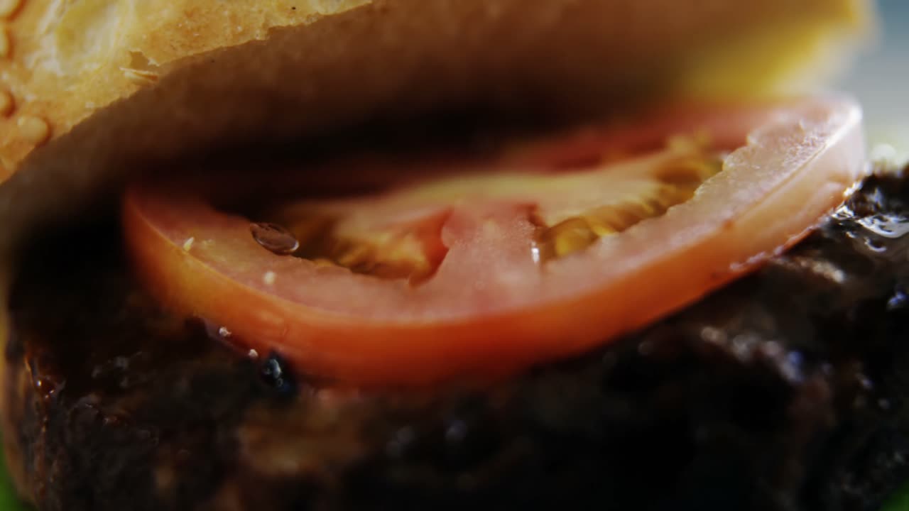 tomate en rodajas en hamburguesa