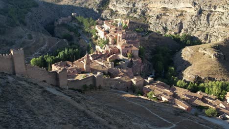 vista aérea delantera de las murallas y el pueblo de albarracín, teuel, españa