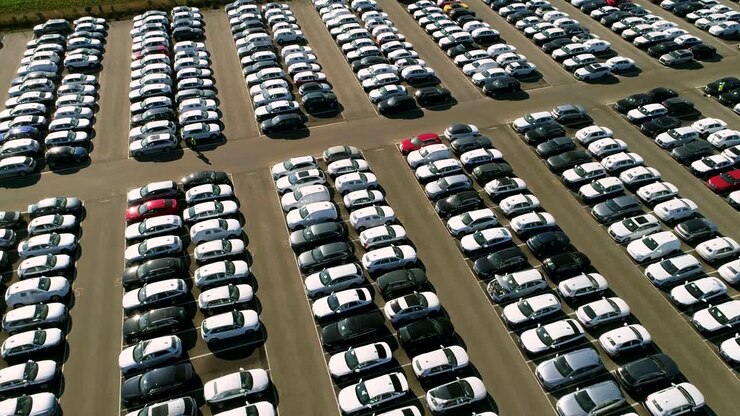 Riprese aeree di automobili completate pronte per essere spedite in un enorme centro di distribuzione