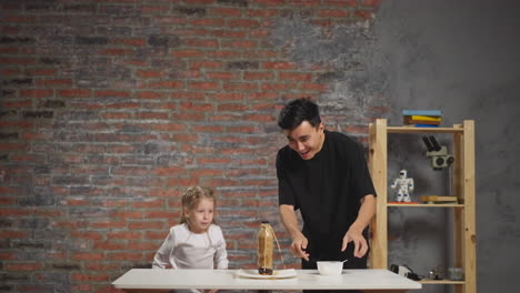 Niña-Intenta-Dejar-De-Salpicar-Refrescos-Con-Profesora-Asiática