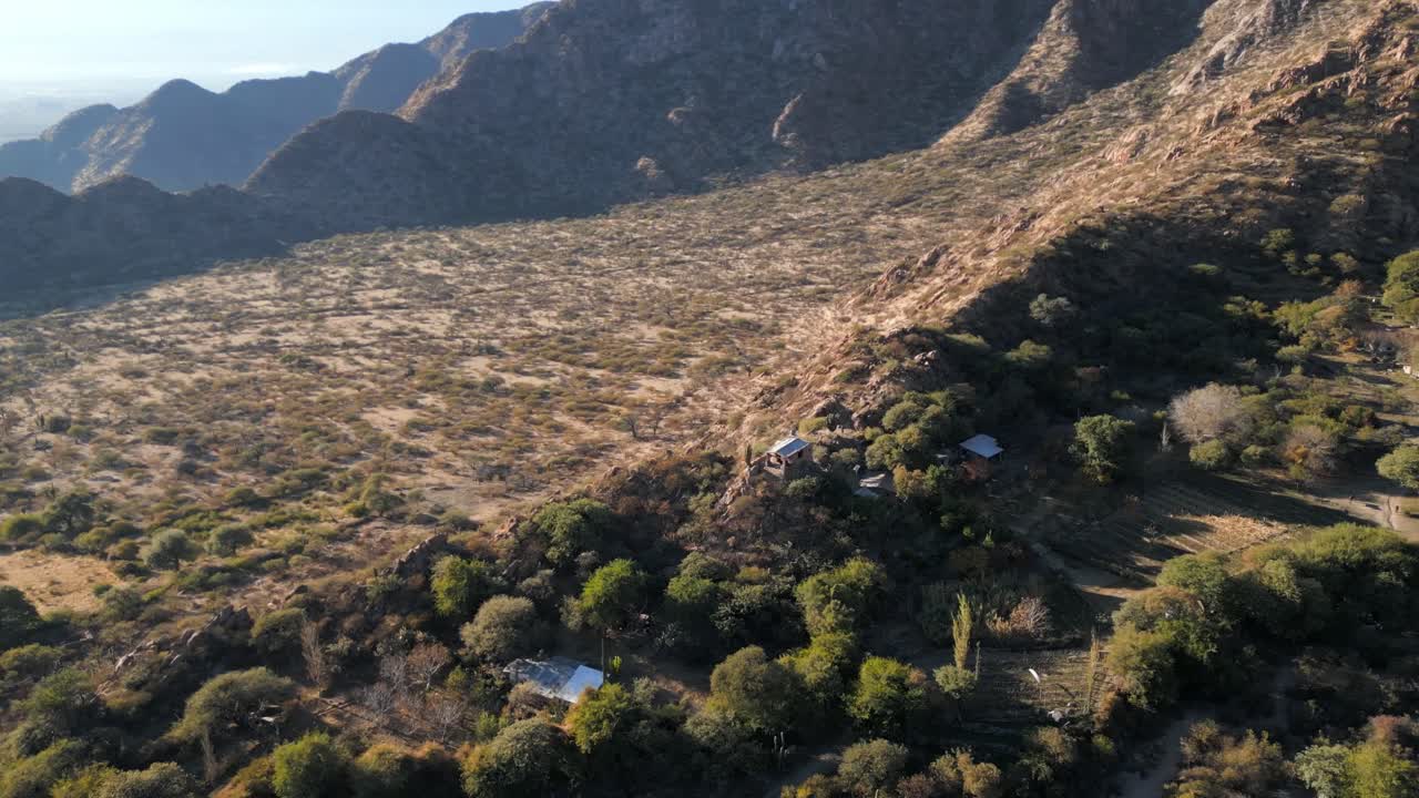 Ripresa aerea che sorvola una baita in cima a una montagna alla periferia di Salta, Argentina.