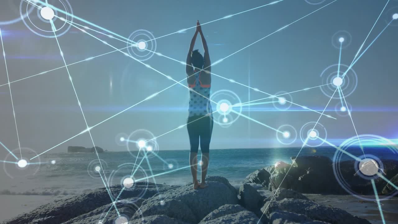 Donna che si allunga su una costa rocciosa all'alba, attivando una rete di dati luminosa per approfondimenti sulla tecnologia sanitaria.