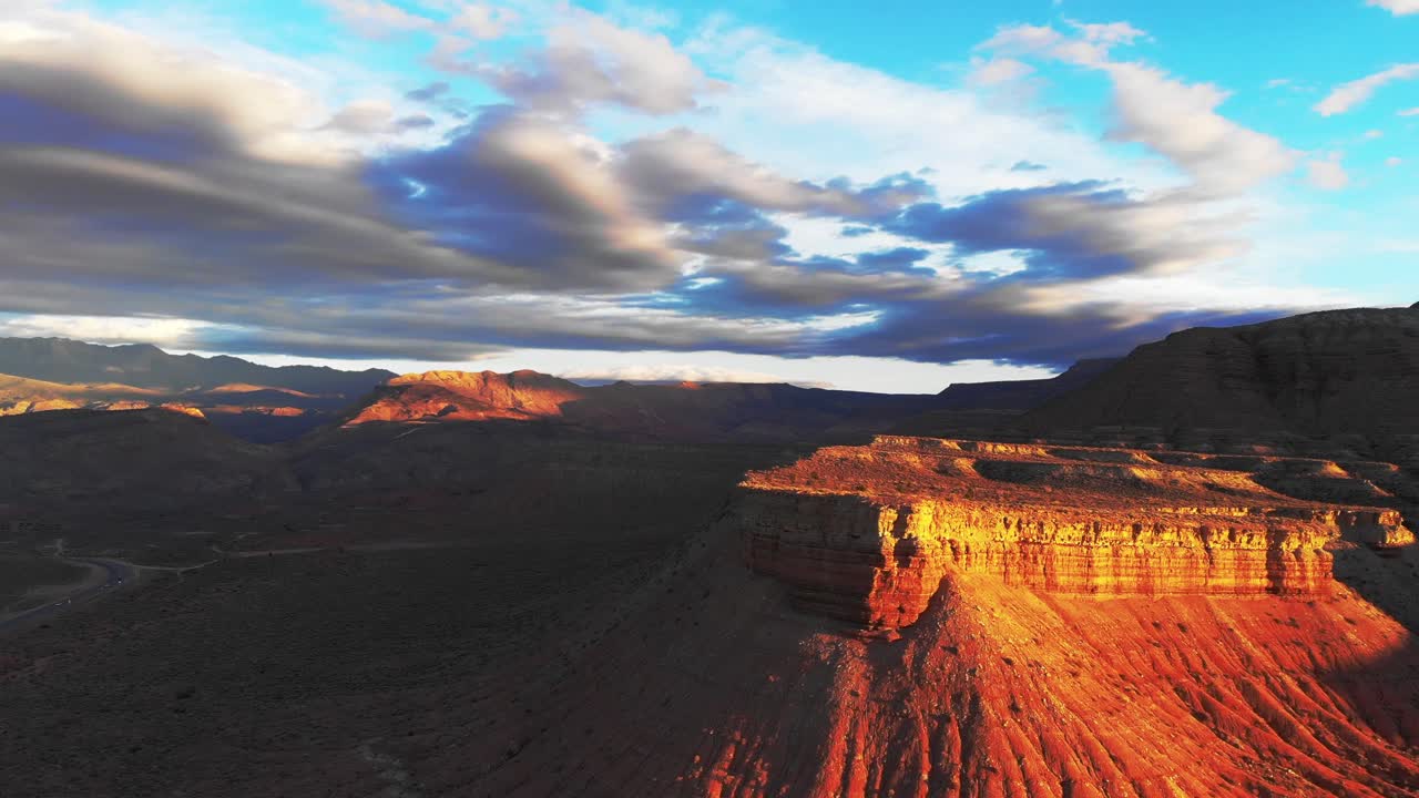 panorama aéreo temprano en la mañana en el sur de utah