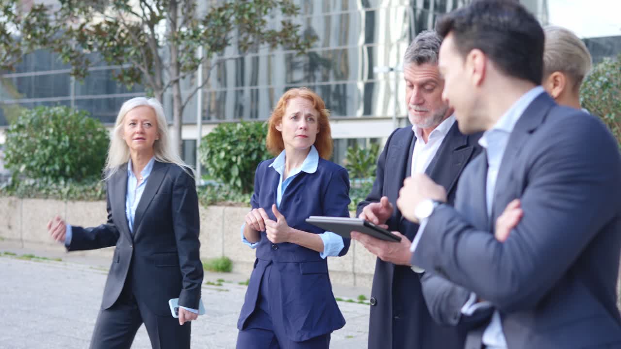 Gruppo di professionisti che discutono all'aperto