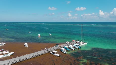 Droneflight-Sobre-Barcos-Y-Océano-Cerca-De-Playa-Del-Carmen,-México