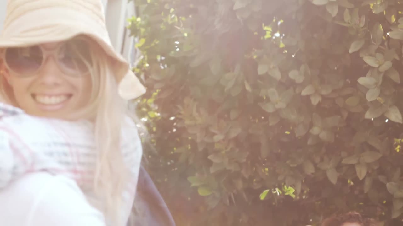 웃는  ⁇ 스터 커플이 돼지 등을 하고 있다